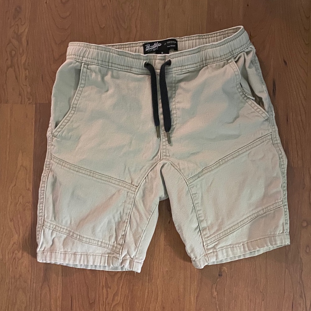 Men’s khaki shorts